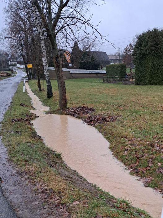 Ist möglicherweise ein Bild von Straße, Gewässer und Gras