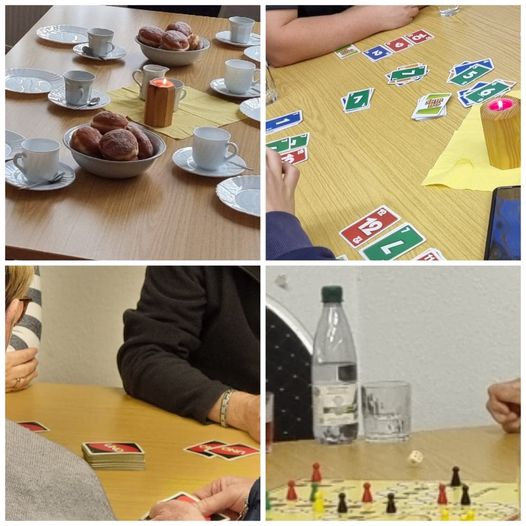 Ist möglicherweise ein Bild von 9 Personen, Schach und Text